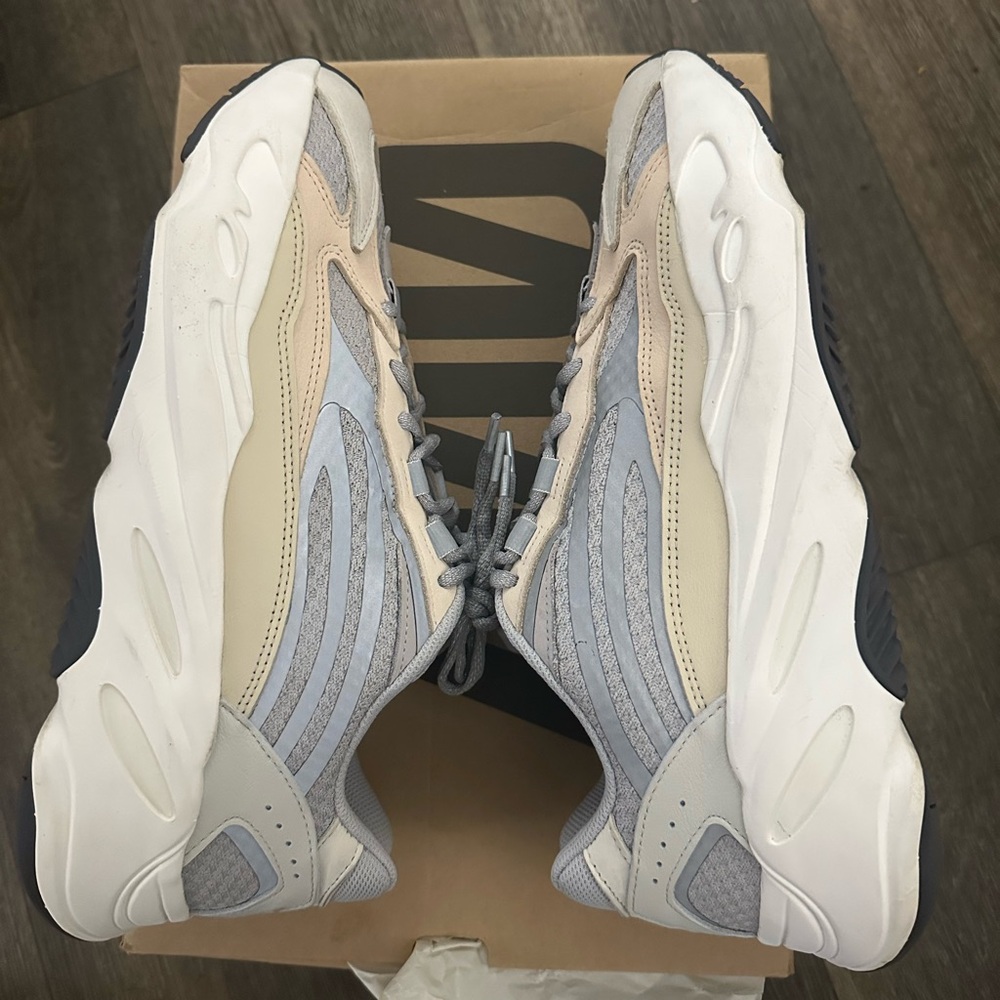 Adidas Yeezy 700 v2 static